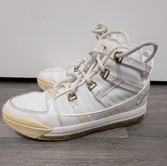 Lebron james kids nike shoes - Picture 3 of 7